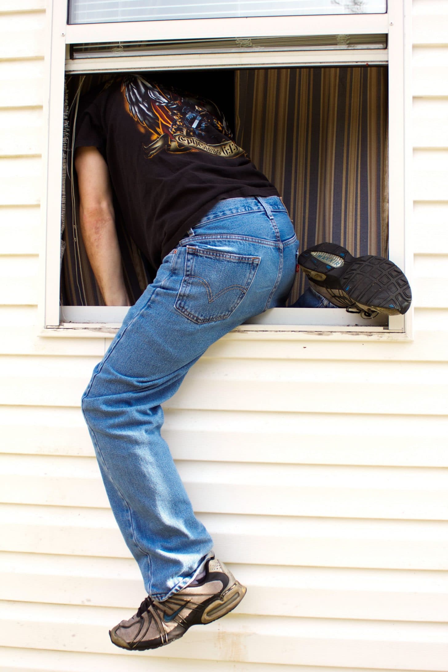 Climbing in window Brilliant News